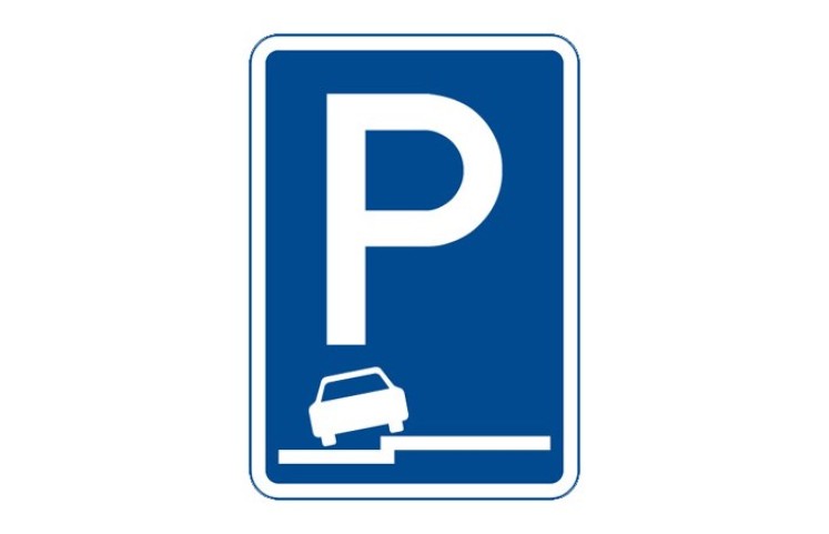 Dopravní značka IP11g - Parkoviště (částečné stání na chodníku podélné)
