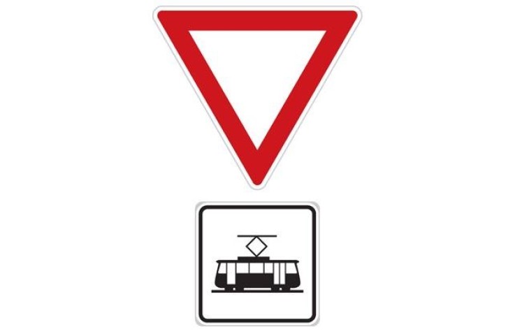 Dopravní značka P5 - Dej přednost v jízdě tramvaji!