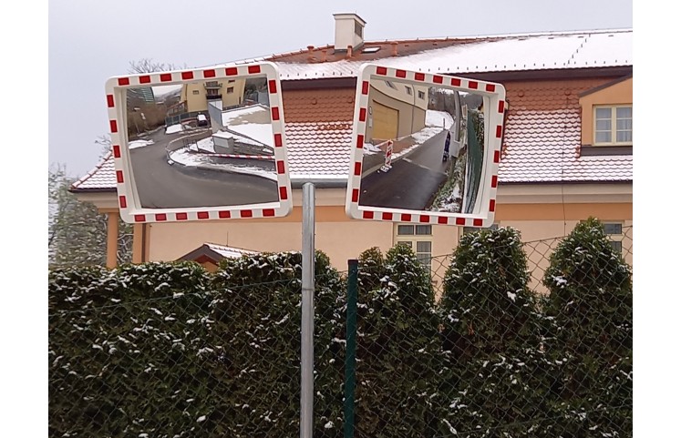 Držák pro dvě dopravní zrcadla