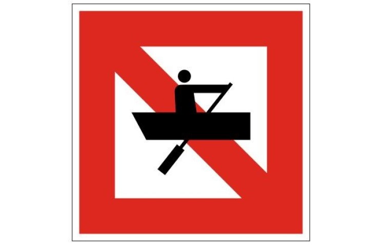 Plavební znak A16 - Zákaz plavby plavidel, která nejsou plachetnicemi ani nemají vlastní pohon